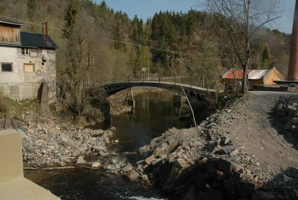 For å øke fangstarealet ble det montert en bunntrål mellom fangsttrommelen og smoltfelleramma. Fra denne ramma ble det 4. mai (kl 17:3) innmontert ledegarn til land.