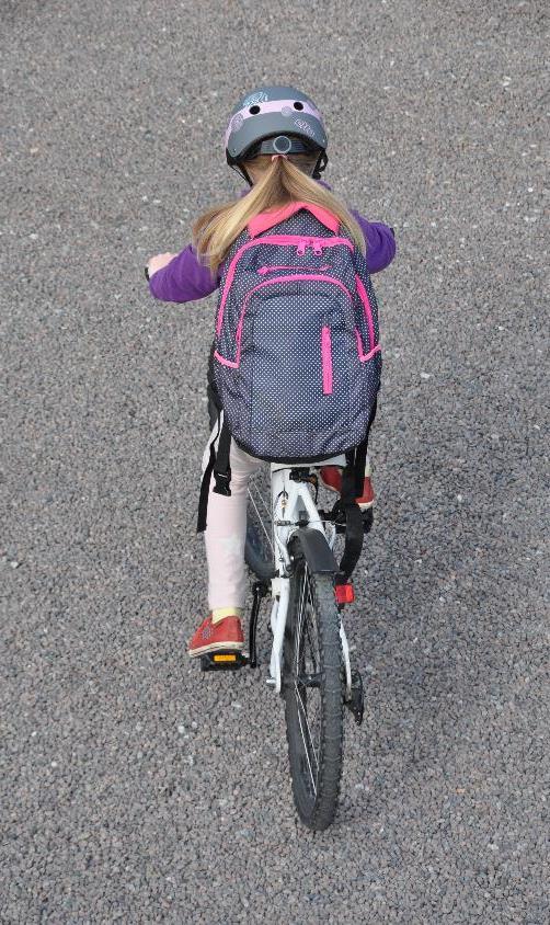 Sykle og gå til skolen Skolene lager retningslinjer basert på lokale vurderinger rundt trafikksikkerhet Vurder sikkerheten rundt lokale trafikkforhold med tanke på barnas