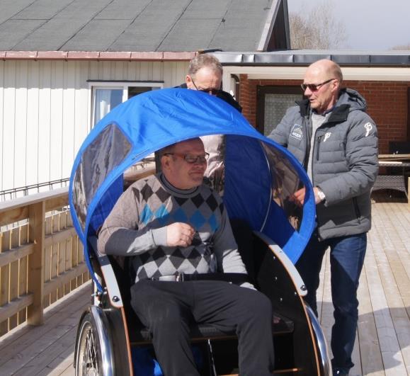 Sammen på sykkel Godt skjermet for den skarpe vårsola fikk Karle Strand være førstemann ut på tur med den nye el-sykkelen.