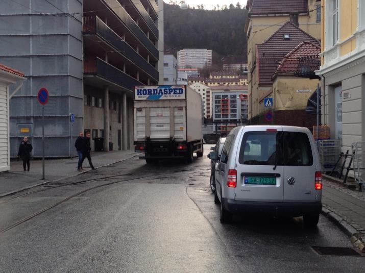 4.3 Risikovurdering Trafikknivået i Wolffs gate er relativt sett lavt sammenlignet med andre samleveier i boligområder og ved skoler. Fartsgrensen er 30 km/t og det er fartsdump ved gangfeltet.