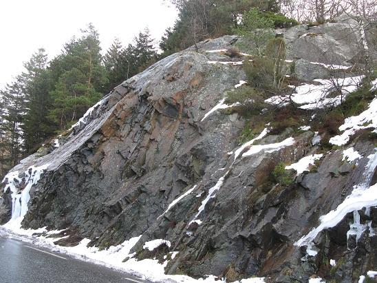Registeringer/faktadel Geologi Bergarten i området er en grunnfjellsgneis som stedvis fremstår som båndet, dette er bergarter av prekambrisk alder, tilhørende