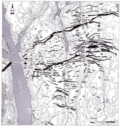 strandasetninger, hvor tykkelsen varierer og kan være opptil flere meter. Strandavsetningene går fra siden på moreryggen og fortsetter ut på havavsetningene.