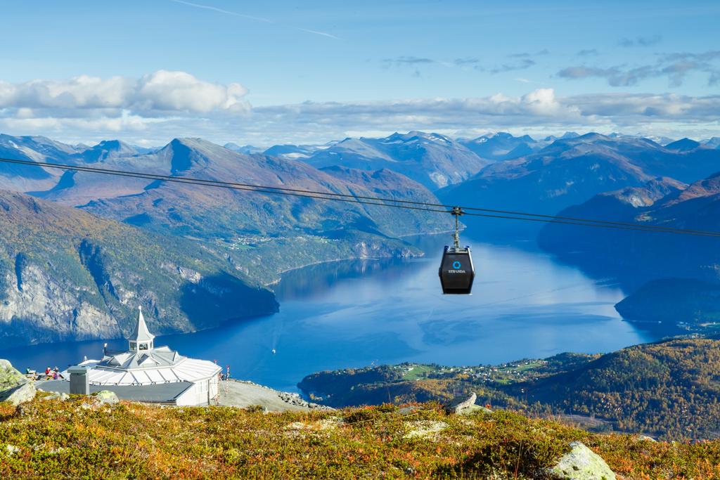 REISELIVET Spørsmålet er ikkje om norsk reiselivsnæring har FRAMOVER eit kundegrunnlag framover, men korleis Norge og norske reiselivsbedrifter kan og vil posisjonere seg i kampen om morgondagens