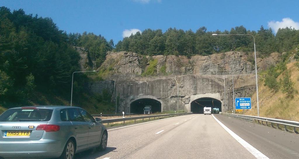 Viser et eksempel på at vegen bryter åssider og horisontlinjer. Den tosidige fjellskjæringa kalles "Skauna-porten" på folkemunne.