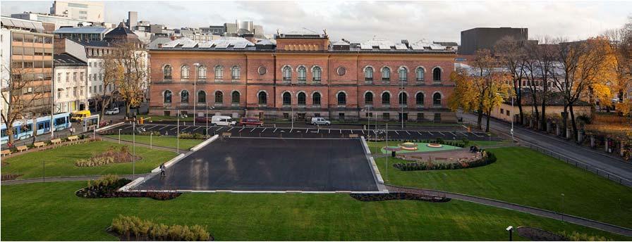 8 500 m2. Tullinløkka har forhistorie som løkke, skøytebane, parkeringsplass, midlertidig paviljong for utstilling og nå som midlertidig park.