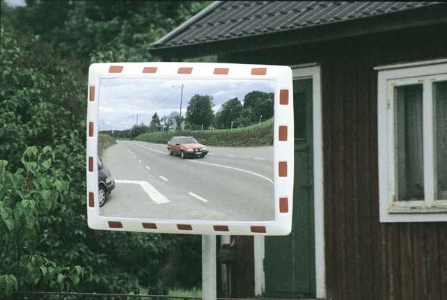 Trafikkspeil Kan brukes både inne og ute. Slagkraftig akryl. Ramme i hvitt og rødt.