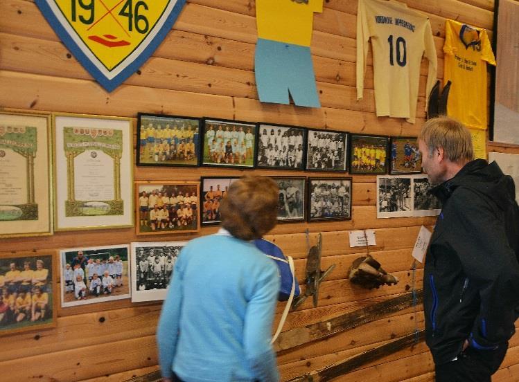 Mykje av kulturprogrammet i storsalen handla om idrettslaget. Historielaget hadde laga ein fyldig biletserie.