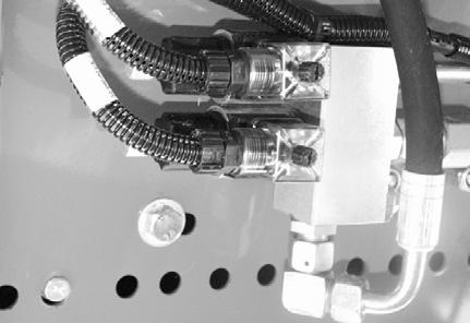 Vedlikehold hydraulikk 8.4 Magnetventiler 2 Fig. 279 RPN000 Magnetventilene (2) befinner seg på den venstre siden av maskinen bak sidepanseret.