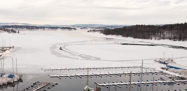 Isen i mars 2010 er vel 60 cm tjukk i mesteparten av Leangbukta, men må åpnes for lektertransport Selve utfyllingen tar til Fylling i vann krever miljøtiltak i form av avgrensing av fri flyt.