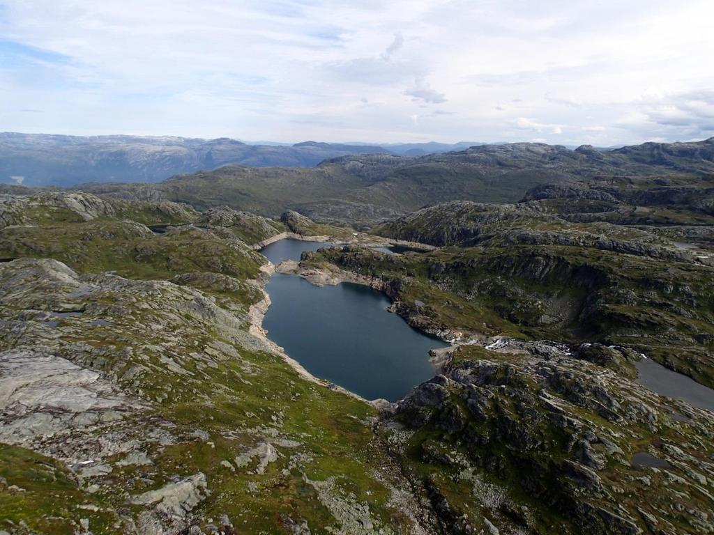 RESULTATER OG DISKUSJON 1 KVANNGRØVATNET INNSJØEN Kvanngrøvatnet (innsjø nr. 1698) ligger på grensen mellom Jondal og Ullensvang kommune. Innsjøens naturlige vannstand er 970,5 moh.