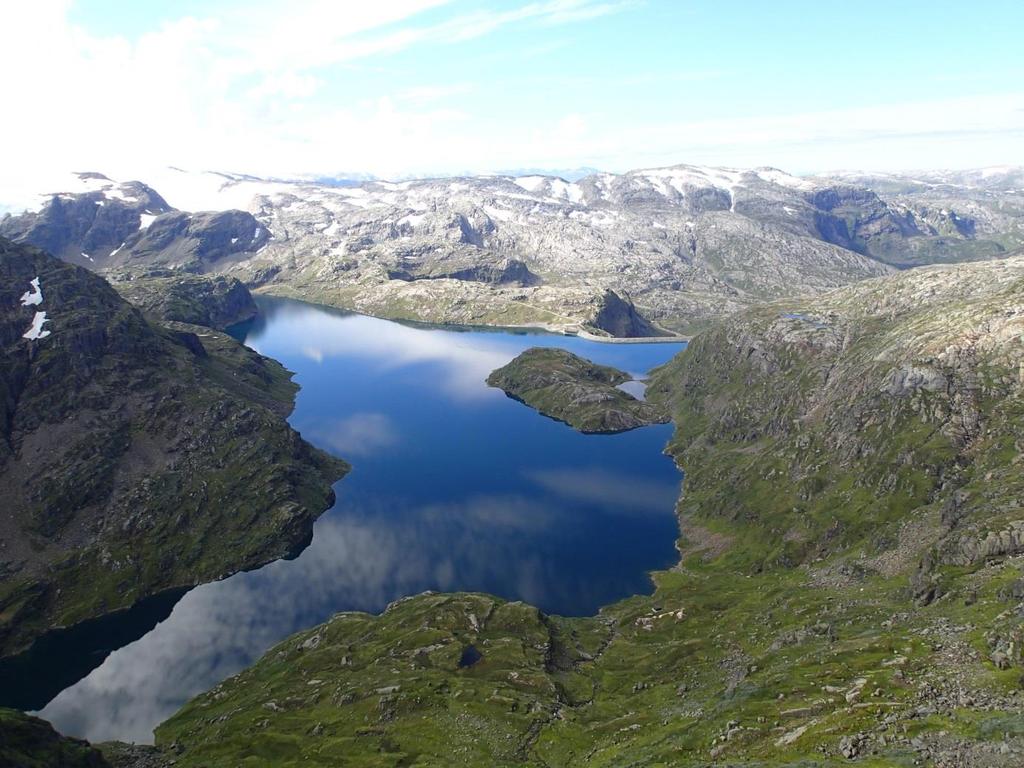 2 DRAVLADALSVATNET INNSJØEN Dravladalsvatnet (innsjø nr. 1697) ligger på grensen mellom Jondal og Ullensvang kommune. Innsjøens naturlige vannstand er 938,5 moh.