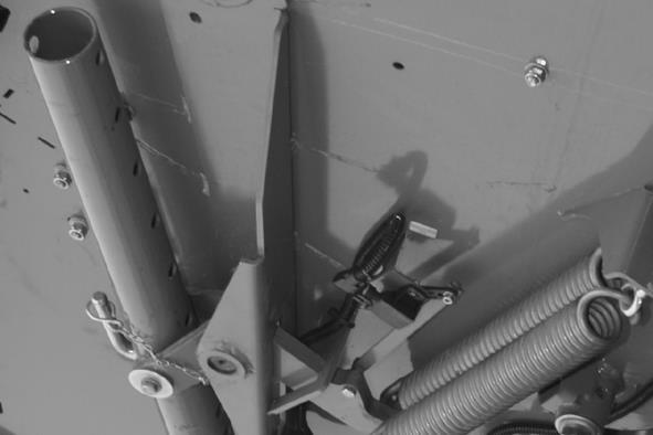 Betjening 14.11 Innstilling av ballediameteren Comprima CF 155 XC Bakporten må være lukket og ballekammeret tomt. Still inn ballediameter bak til høyre og venstre på maskinen. Fig.