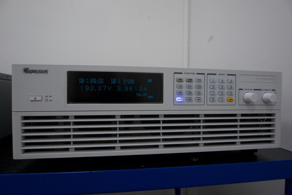 6.4 PV emulator PV emulatoren 62100H-S fra Chroma ble brukt i laboratorietestene og er avbildet i figur 6.11. Emulatoren ble koblet til solar modulen og en datamaskin med USBkabel.