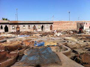 Garveri i Marrakesh. Det jeg kjøpte på garveriet var to par tøfler. Disse måtte rett ut av huset etter hjemkomst. De luktet garvesyre og hundene gikk helt berserk.