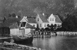 Ole Kvikne kjøpte Holmen Gjestgiveri i 1877. Gradvis vart dette utvida til Kviknes Hotel. Saman med kona Kari og broren Knut, bygde dei allereie i 1880 og seinare i 1884 og 1885 på gjestgiveriet.