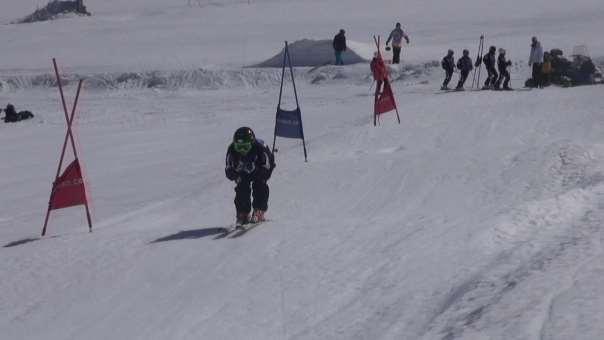 Første dag på ski, lørdag, startet med ekstremt tett tåke fra morgenen av, men tåken forsvant helt kl. 12.30, og vi fikk en super andreøkt og kjørte til heisen stengte kl. 15.30. Super-g ble erstattet av storslalåm, og det ble kjørt i 2 arenaer.