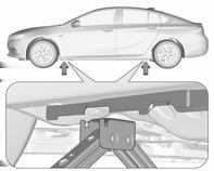 254 Pleie av bilen 3. Kontroller at jekken er riktig plassert under det aktuelle jekkpunktet. 4. Still jekken på nødvendig høyde.