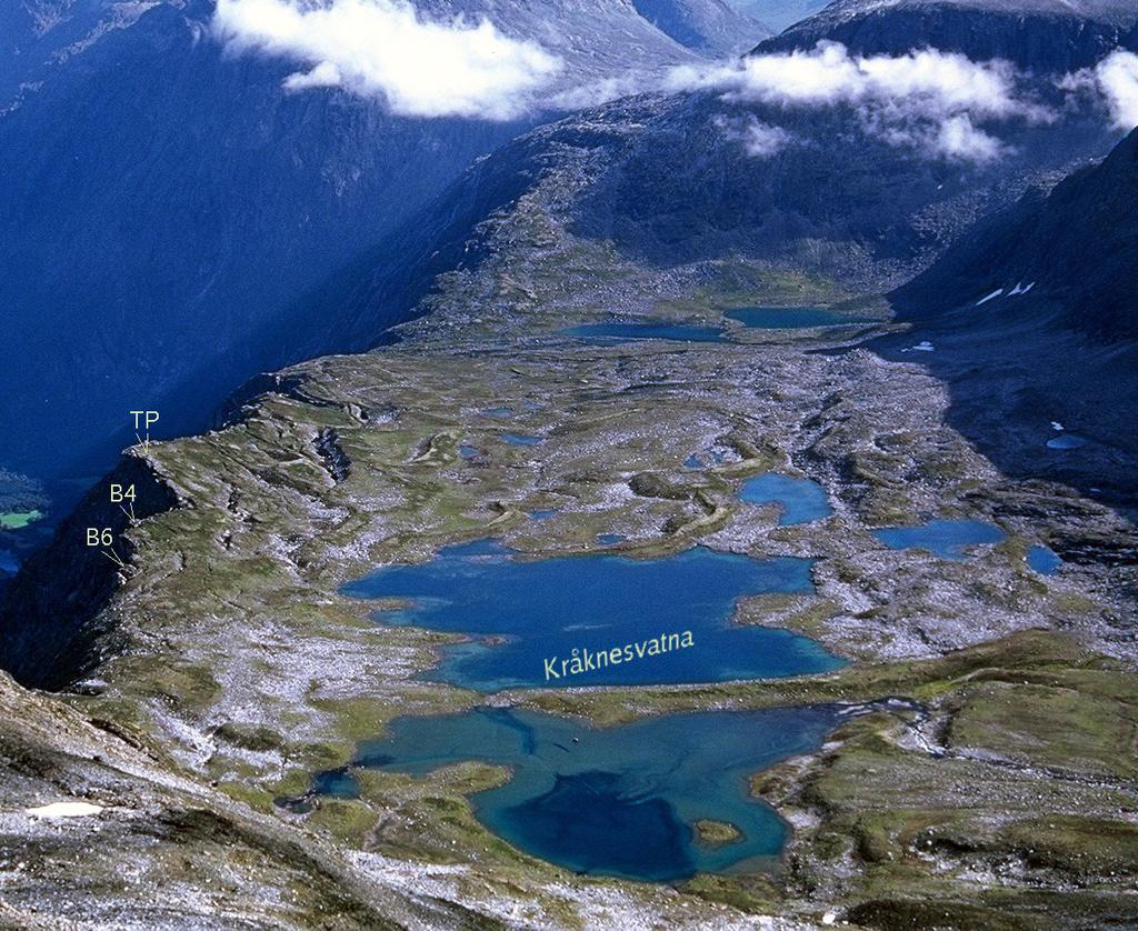 4 KAPITTEL 1. INNLEDNING Figur 1.1: Utsikt over fjellplatået Børa fra Breitind. GPS-punktene TP, B4 og B6 er markert. Foto: K. Isaksen, september 2002. skred og rotasjon av hele blokker.