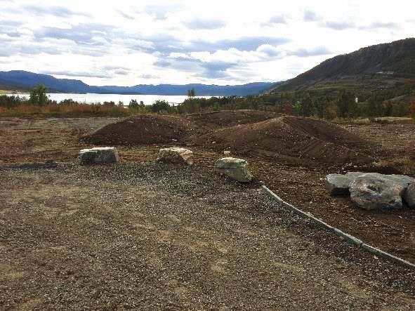 Arbeidet ble gjennomført av Nord-Troms Maskin og Anlegg AS sommeren 2016. Anlegg overlevert i august. Gangvei og parkeringsplass. Det var ikke ønskelig å så gressplen.