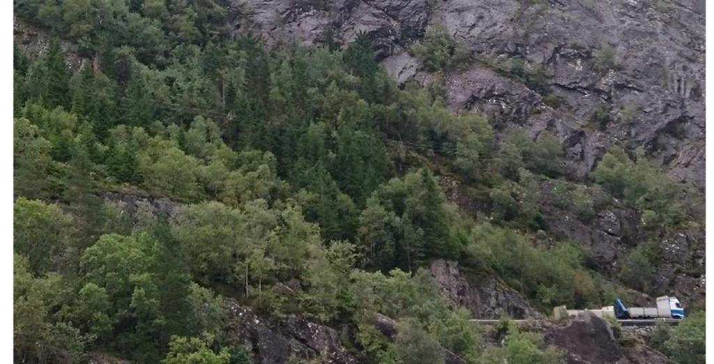 Hjeltefjorden Hjeltefjorden strekker seg omtrent 46 km fra Litle Sotra i sør, videre mot NNV ut til Øygarden der den møter Mangerfjorden og