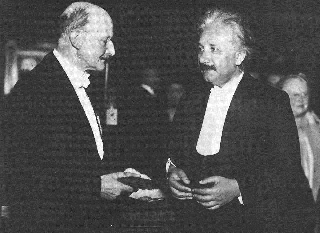 Wunderbar! Einstein: Da kan vi sikkert forklare problemet med fotoelektrisiteten også: Lyset (med kvanter hf) slår løs elektroner og gir dem samme energi.