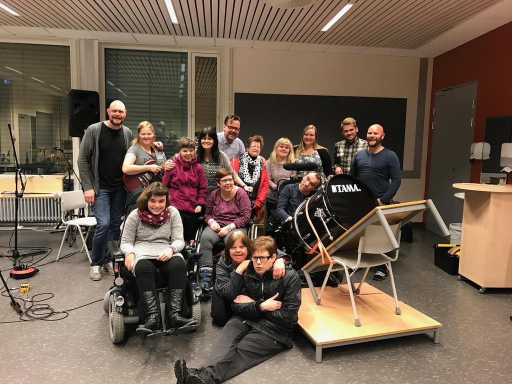 Første samling for det som nå har blitt bandet Lydløst! Fosen All Stars Våren 2017 hadde vi et forsøksprosjekt med kulturskoleband undervisning for mennesker med funksjonshemming.