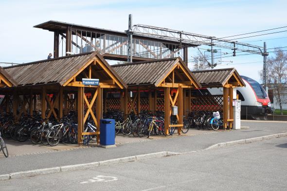 Det er få steder i sentrum hvor det er tilrettelagt for sykkelparkering. Bane NOR har fire rekker med sykkelstativ under tak på vestsiden av jernbanelinjen, og noen enkeltstående stativ utenom.