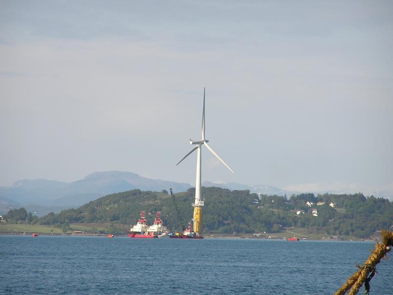 Hywind Demo 2009 Ferdig montert vindturbin ved lekter i Åmøyfjorden Hywind