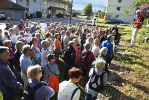 Svend ble farløs som fireåring og ble sterkt preget av sin fromme, nøysomme, flittige og viljesterke mor. Han var intet skolelys, men lykkes godt til sjøs.