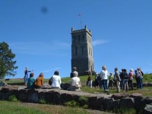 Tur 8 SLOTTSFJELLET Byfolkets hage og rekreasjonsområde, med panoramautsikt og historisk sus. Folk fra alle kanter av landet trekker til Slottsfjellet når de kommer til Norges eldste by.