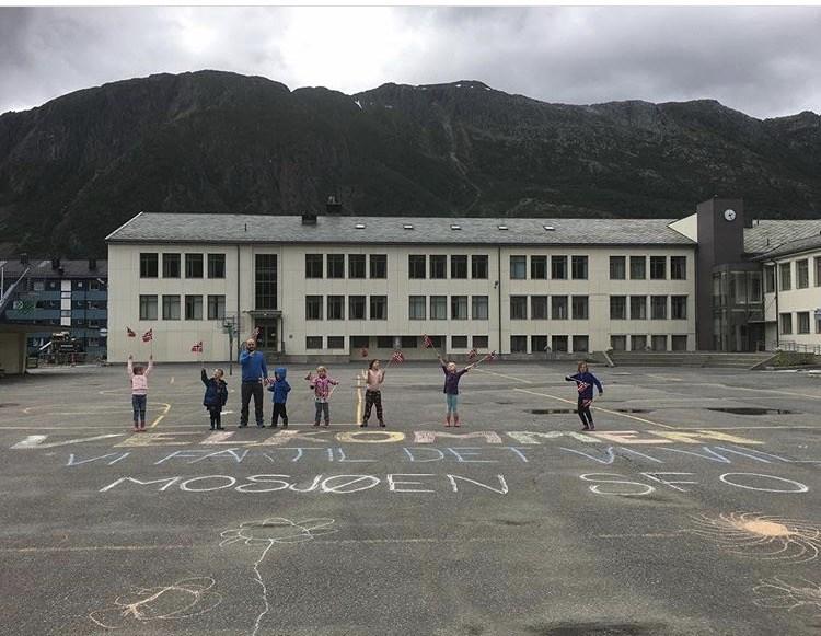 Mosjøen skole skal legge til rette for et helhetlig oppvekstmiljø gjennom å gi barn fra 1.- 4.årstrinn tilbud om skolefritidsordning.