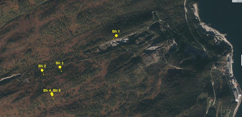 Figur 3. Bilde over måleområdet med plassering av fem borehull. 3.1 Geologi Hovedbergartene på Raudsand er gneiser og amfibolitt.