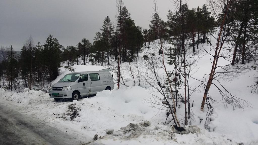 5.3 Resultater geofysiske logger og vannkvalitet, Bh3 Figur 13 viser logging i Bh3. Det var mye snø i området, men hullene var lett tilgjengelig. Hullet står på høydekote 298.