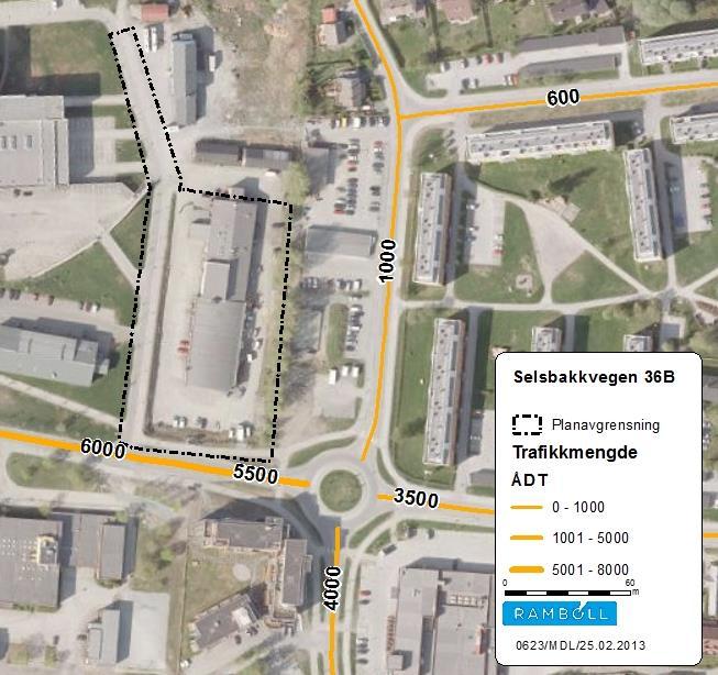 2. Dagens situasjon Eiendommen er avgrenset av Byåsen videregående skole i vest, friområde i nord, Selsbakkhøgda borettslag i øst og Selsbakkvegen i sør.