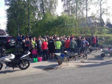 Konnerudmetoden: 1500 dugnadsfolk Dugnadsfolk i alle aldre på samlingspunktet i en av rodene.