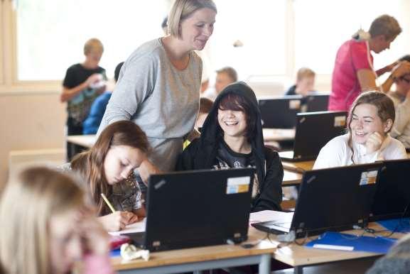 Praktisk om skoledagen Elevene har sin arbeidsdag på skolen mellom 08.15 og 1350 mandag, torsdag og fredag og mellom 0815 og 1415 tirsdag og onsdag. Dagen er organisert i 30 og 60- minutters økter.