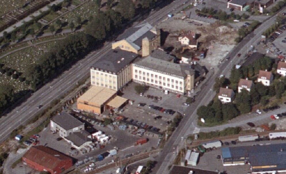 Fabrikkgaten 5 må også ses i sammenheng med de øvrige tidligere fabrikkbygningene i om rådet. Like bak fabrikkbygningene i Fabrikkgaten ligger fire eneboliger - arbeiderboliger- i Kanalveien 8-14.