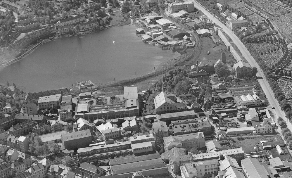 Kulturminnegrunnlag for Mindemyren Fabrikkgaten 1955. Fabrikkgaten går som en tverrforbindelse mellom Fjøsangerveien og Inndalsveien, og er en hovedgate i området.