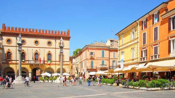 Piazza del Popolo i Ravenna. Lugo (19.1 km) Byens kjennetegn er Rocca Estense, som er en gammel festning, som i dag huser byens rådhus. Fangehullet Uguccione della Faggiola` er fra slutten av det 13.