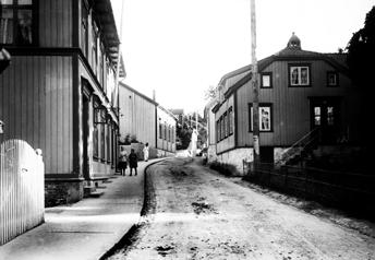 Foto ca 1915, Fløystads samling. AAKS Gammel varpe- eller fortøyningspåle i Vikkilen, like vest for Skjeviga.
