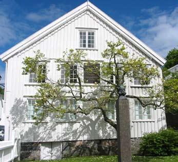 Byggeskikk Til forskjell fra flere andre gamle trebyer (f.eks.: Risør og Arendal) har Grimstad aldri blitt rammet av bybrann.