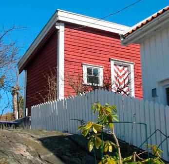 Huset har mange varianter, og i Grimstad er det mange hus som har fått oppløft i 2. etasje.