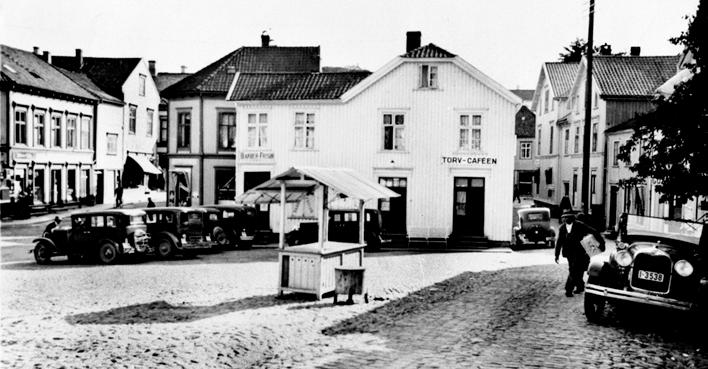 På bildet fra Torvet omkring 1920 ser en en enslig salgsbod hvor det foregikk torvhandel. Drosjene hadde sin oppstillingsplass i den vestre enden.