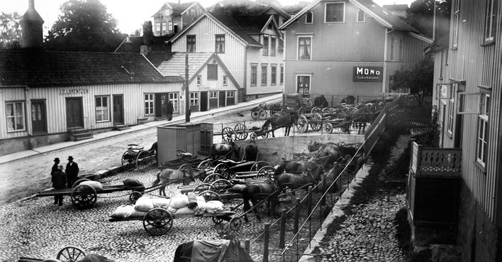 Hestetorvet omkring 1915. Legg merke til bruken av kuppelstein. Kopi AAKS. Hestetorvet lå i krysset Nygaten/Storgaten.