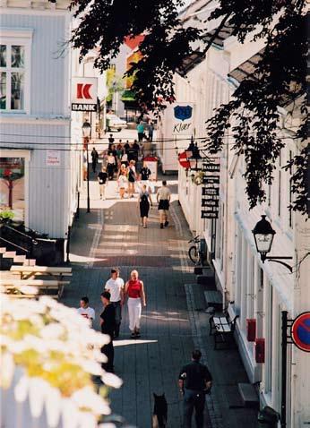 KAPITTEL 3 Møteplasser og grønnstruktur Ordet byliv kan det legges mye forskjellig i, men en tenker ofte på det som har å gjøre med shopping, et kafébesøk eller bare å slentre langs bryggene.