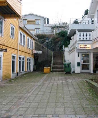 Bygningene omkring, særlig på Torvet, er godt bevarte og danner et definert og godt uterom.