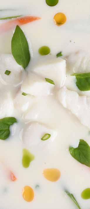 INGREDIENSER: 2 SS FINHAKKET GUL LØK 2 SS FINHAKKET FENNIKEL ½ L FISKEKRAFT (EVT. 2 BULJONGTERNINGER) ½ L VANN 2 SS CREME FRAICHE 2 DL HELMELK 2 DL KOKOSMELK EVT.