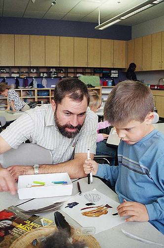 Tilknytning i skolen (Cassidy, 2008; Zajac & Kobak, 2006) Tilknytningssystemet aktiveres ved stress og belastning Trenger «trygg havn» Regulering av følelser Regulering av