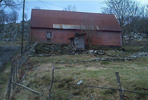 Løa. Biletet er teken 10 februar 2002 12. april 1919 vart eg Ingrid fødd. Eg fekk ei søster i 1920, og ei til i 1921 så det var travle år. I 1922 døde kårfolka med berre i vekes mellomrom.