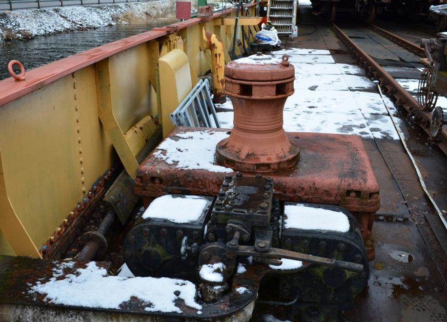 DEKKSUTSTYR Til ombordtrekking av jernbanevogner er det opprinnelig fire dampdekksvinsjer. To forut og to akter. De er produsert ved Pusnæs Støberi Mek.